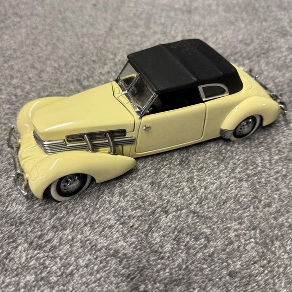 Franklin Mint Other - Franklin Mint 1/24 Scale - 1937 Cord 812 Phaeton Coupe Cream